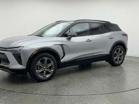 Used 2025 Chevrolet Blazer LT FWD image 3