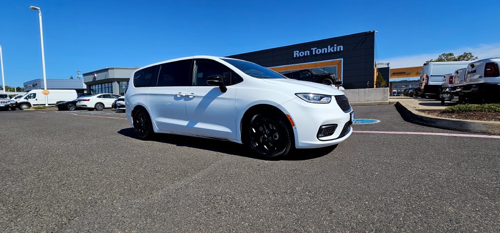 Used 2024 Chrysler Pacifica Limited FWD image 2