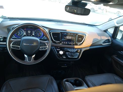 Used 2018 Chrysler Pacifica Limited w/ Tire & Wheel Group image 16