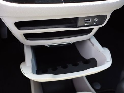 Used 2018 Chrysler Pacifica Limited FWD image 24