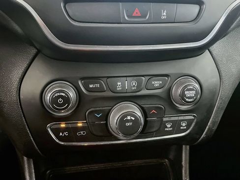 Used 2022 Jeep Cherokee Latitude AWD/4WD image 15