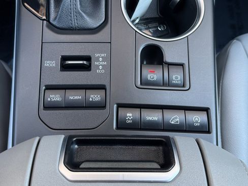 Used 2021 Toyota Highlander XLE image 28