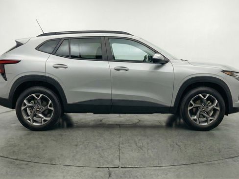 Used 2025 Chevrolet Trax LT w/ LT Convenience Package image 9