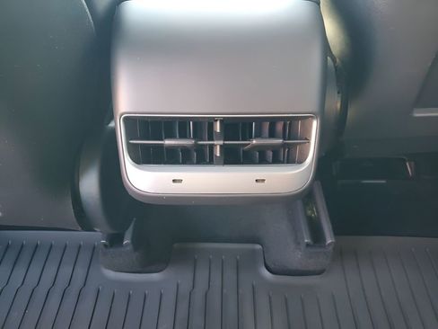 Used 2021 Tesla Model Y Long Range image 19