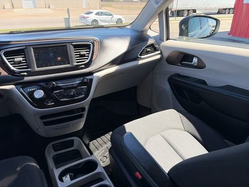 Used 2019 Chrysler Pacifica L FWD image 31
