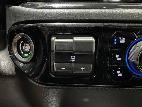 Used 2025 Chevrolet Silverado 2500 ZR2 w/ Technology Package AWD/4WD image 33