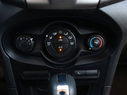 Used 2013 Ford Fiesta SE image 32