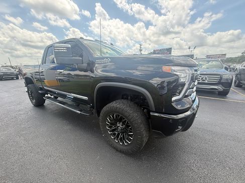 Used 2024 Chevrolet Silverado 2500 High Country w/ High Country Premium Package AWD/4WD image 1