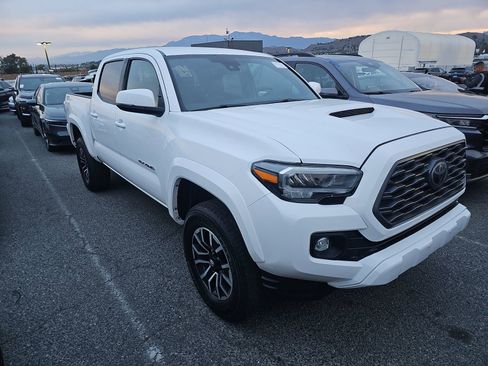 Used 2020 Toyota Tacoma TRD Sport w/ Technology Package image 4