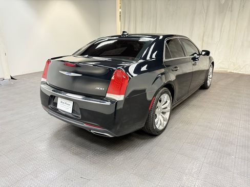 Used 2018 Chrysler 300 Touring L image 6