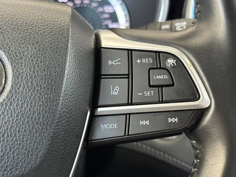 Used 2023 Toyota Highlander XLE AWD/4WD image 30