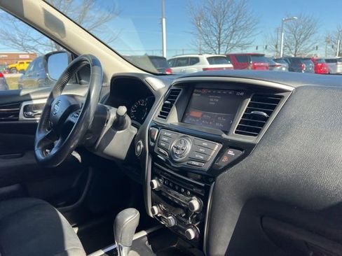 Used 2017 Nissan Pathfinder SV image 36