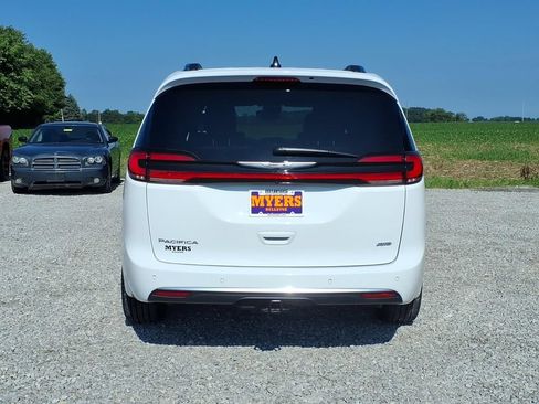 Used 2025 Chrysler Pacifica Pinnacle w/ Trailer Tow Group AWD/4WD image 10