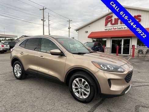 Used 2020 Ford Escape SE image 2