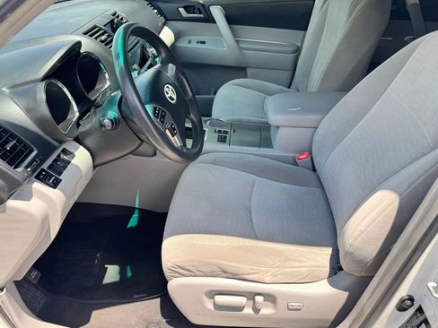 Used 2012 Toyota Highlander FWD w/ Tech Pkg image 12