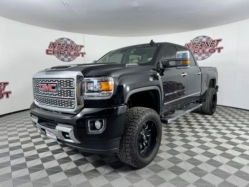 Used 2019 GMC Sierra 2500 Denali w/ Duramax Plus Package AWD/4WD image 3