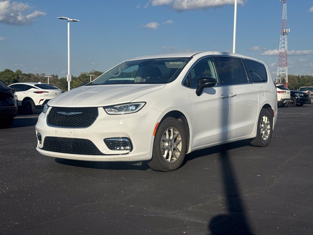Used 2024 Chrysler Pacifica Touring-L FWD image 9