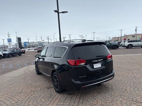 Used 2017 Chrysler Pacifica Touring-L Plus w/ Advanced Safetytec Group FWD image 7