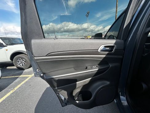 Used 2018 Jeep Grand Cherokee Altitude image 17