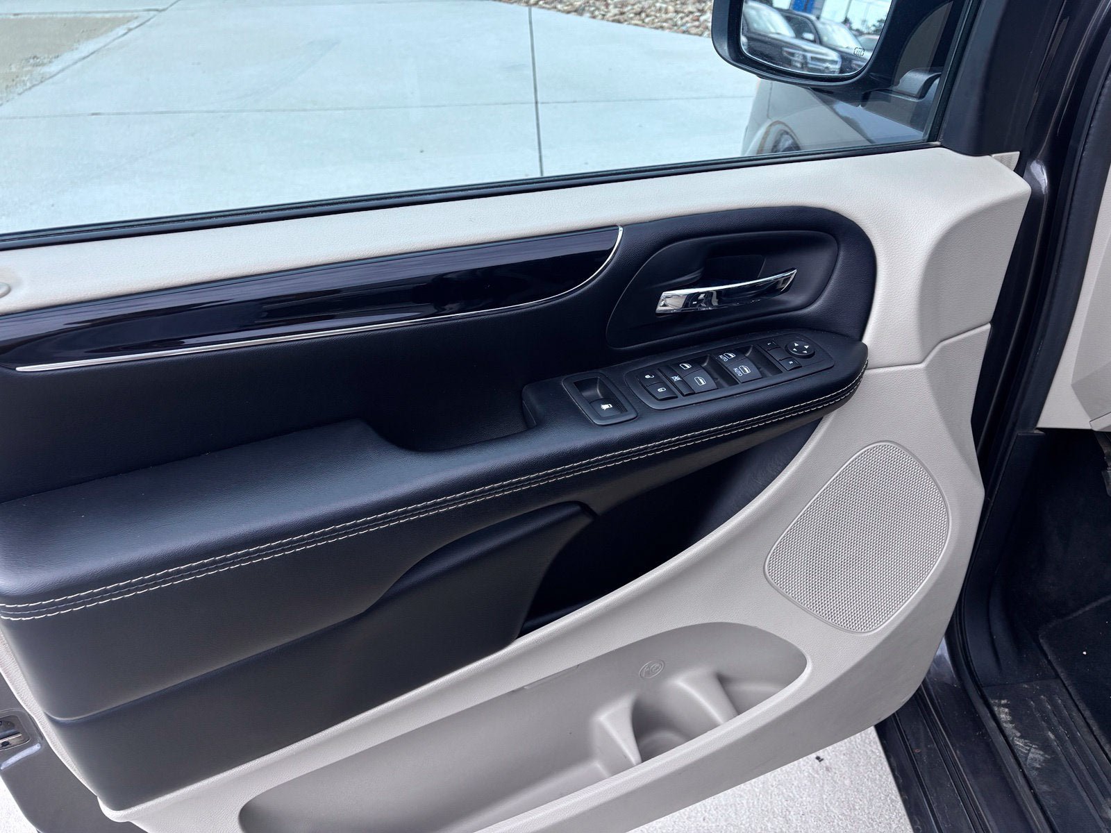 Used 2019 Dodge Grand Caravan SXT FWD image 12