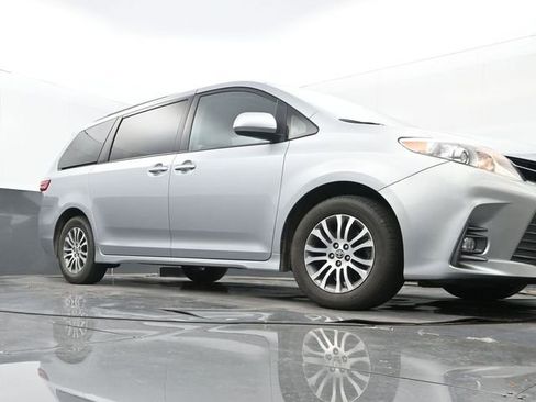 Used 2020 Toyota Sienna XLE image 9