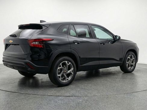 Used 2025 Chevrolet Trax LT w/ LT Convenience Package image 9