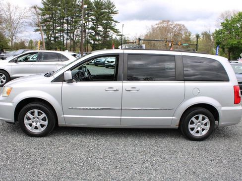 Used 2012 Chrysler Town & Country Touring FWD image 10