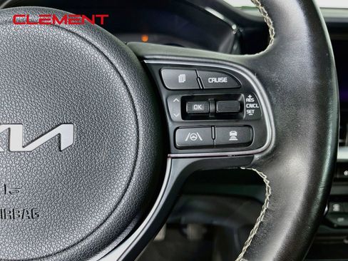 Used 2022 Kia Niro EX w/ Cold Weather Package FWD image 17