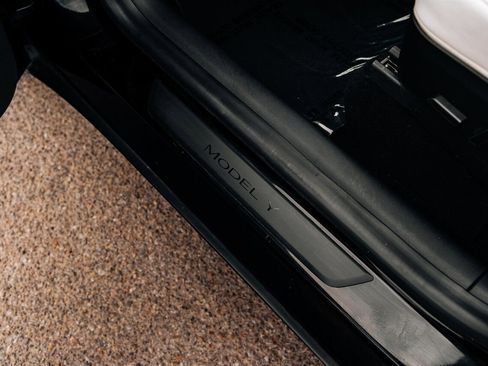 Used 2021 Tesla Model Y Long Range AWD/4WD image 17