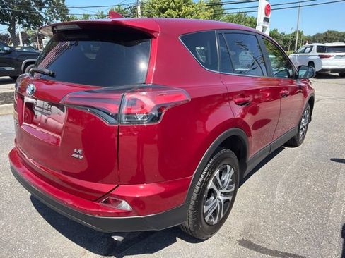 Used 2018 Toyota RAV4 LE AWD/4WD image 4