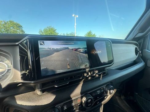 Used 2024 Jeep Gladiator Sport AWD/4WD image 9