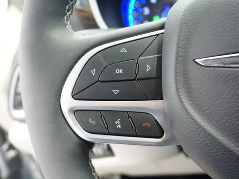 Used 2024 Chrysler Pacifica Limited AWD/4WD image 32