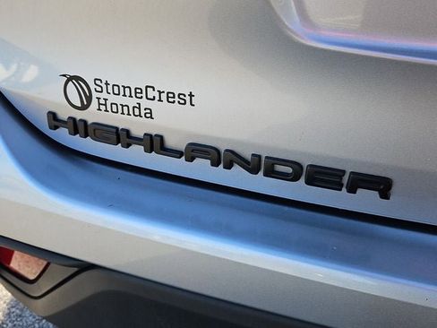 Used 2023 Toyota Highlander LE image 37