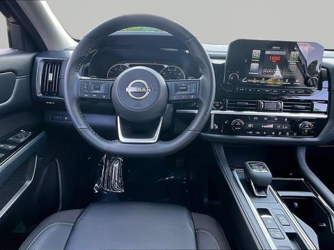Used 2025 Nissan Pathfinder SL FWD image 9