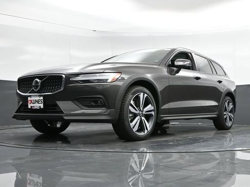 New 2025 Volvo V60 B5 Cross Country Plus w/ Protection Package Premier image 44