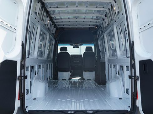 Used 2025 Mercedes-Benz Sprinter 2500 image 32