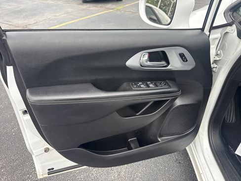 Used 2021 Chrysler Pacifica Touring-L w/ Uconnect Theater Family Group FWD image 28