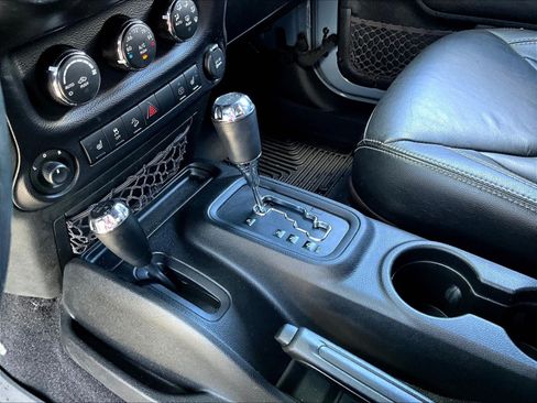 Used 2015 Jeep Wrangler Rubicon w/ Power Convenience Group AWD/4WD image 18
