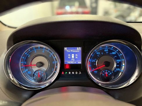 Used 2015 Chrysler Town & Country Touring-L w/ Driver Convenience Group image 15