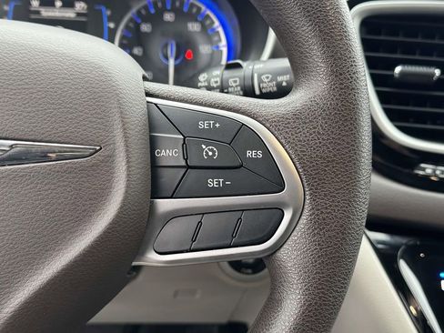 Used 2017 Chrysler Pacifica Touring image 24