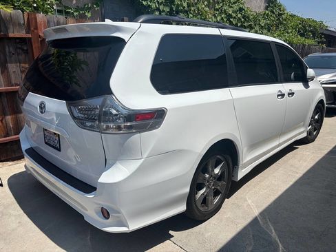 Used 2020 Toyota Sienna SE Premium image 3