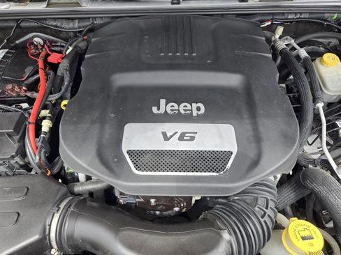 Used 2015 Jeep Wrangler Sport w/ Connectivity Group AWD/4WD image 29