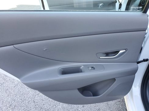 Used 2025 Hyundai Elantra SEL FWD image 8