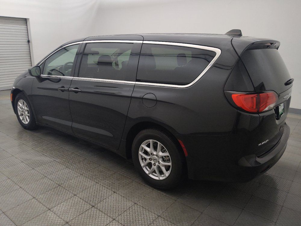Used 2022 Chrysler Voyager LX FWD image 3