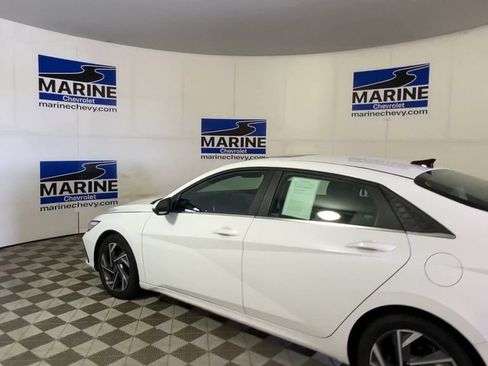 Used 2025 Hyundai Elantra Limited FWD image 8
