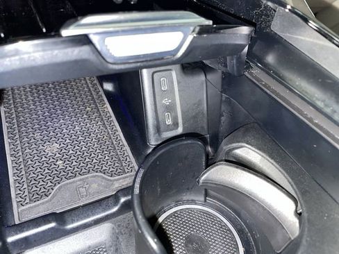 Used 2025 Mercedes-Benz GLC 300 4MATIC image 29