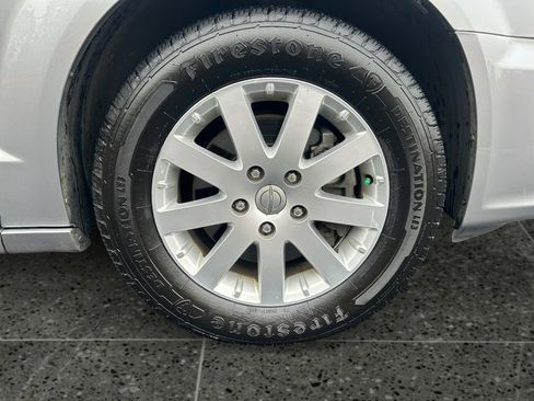 Used 2015 Chrysler Town & Country Touring image 9