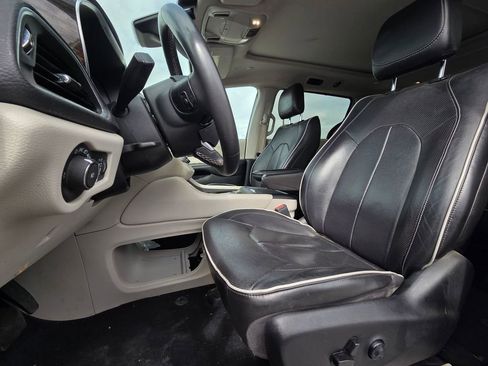 Used 2022 Chrysler Pacifica Limited FWD image 24