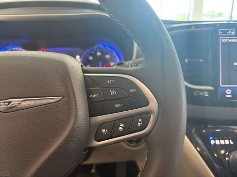 Used 2024 Chrysler Pacifica Touring-L FWD image 21