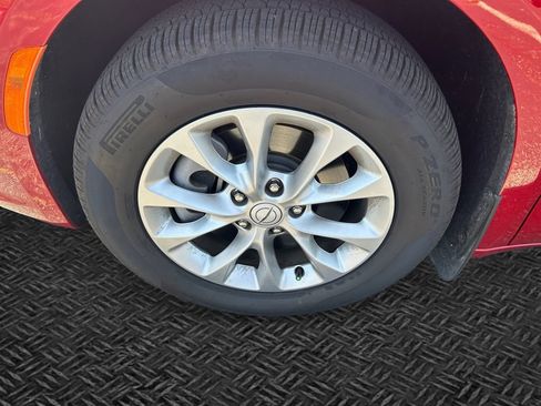 Certified 2025 Chrysler Pacifica Select AWD/4WD image 11